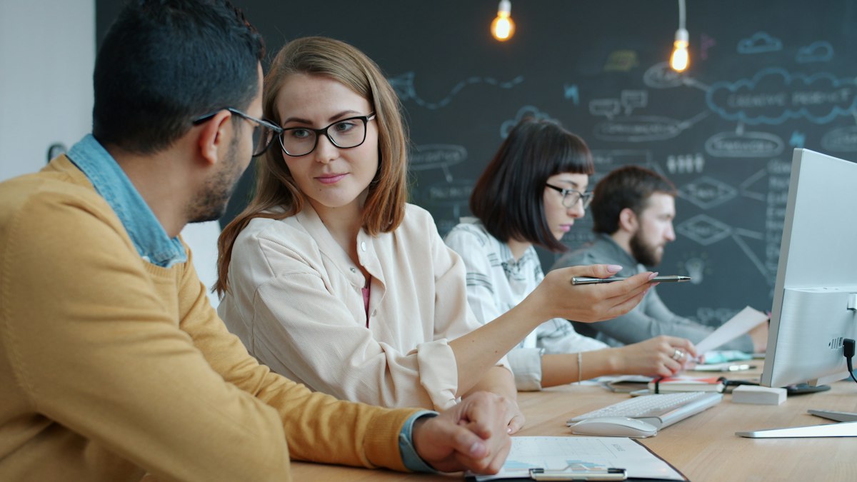 Consultant Contimar discutând cu un client la birou, într-un spațiu de lucru modern
