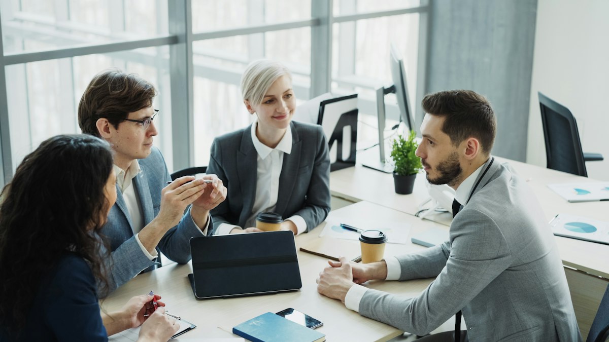Echipă de consultanți discutând o implementare WinMENTOR ENTERPRISE la birou